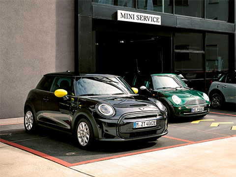 Vediamo alcune MINI parcheggiate davanti ad un MINI service